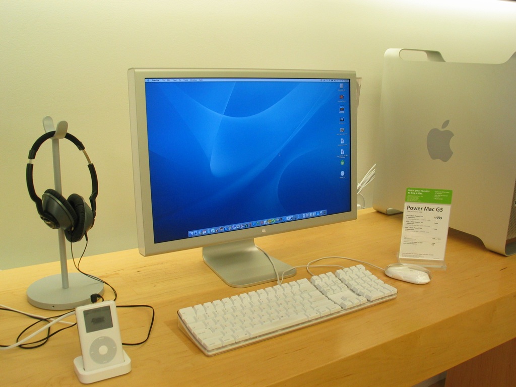 Apple_Cinema_display_aluminum-2004-07-23.jpg