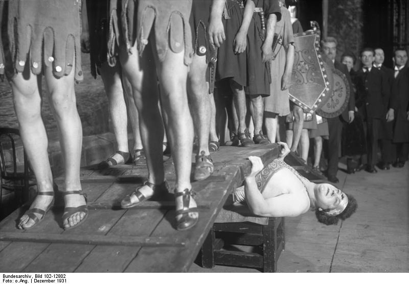 Bundesarchiv_Bild_102-12802,_Kraftsportlerin.jpg