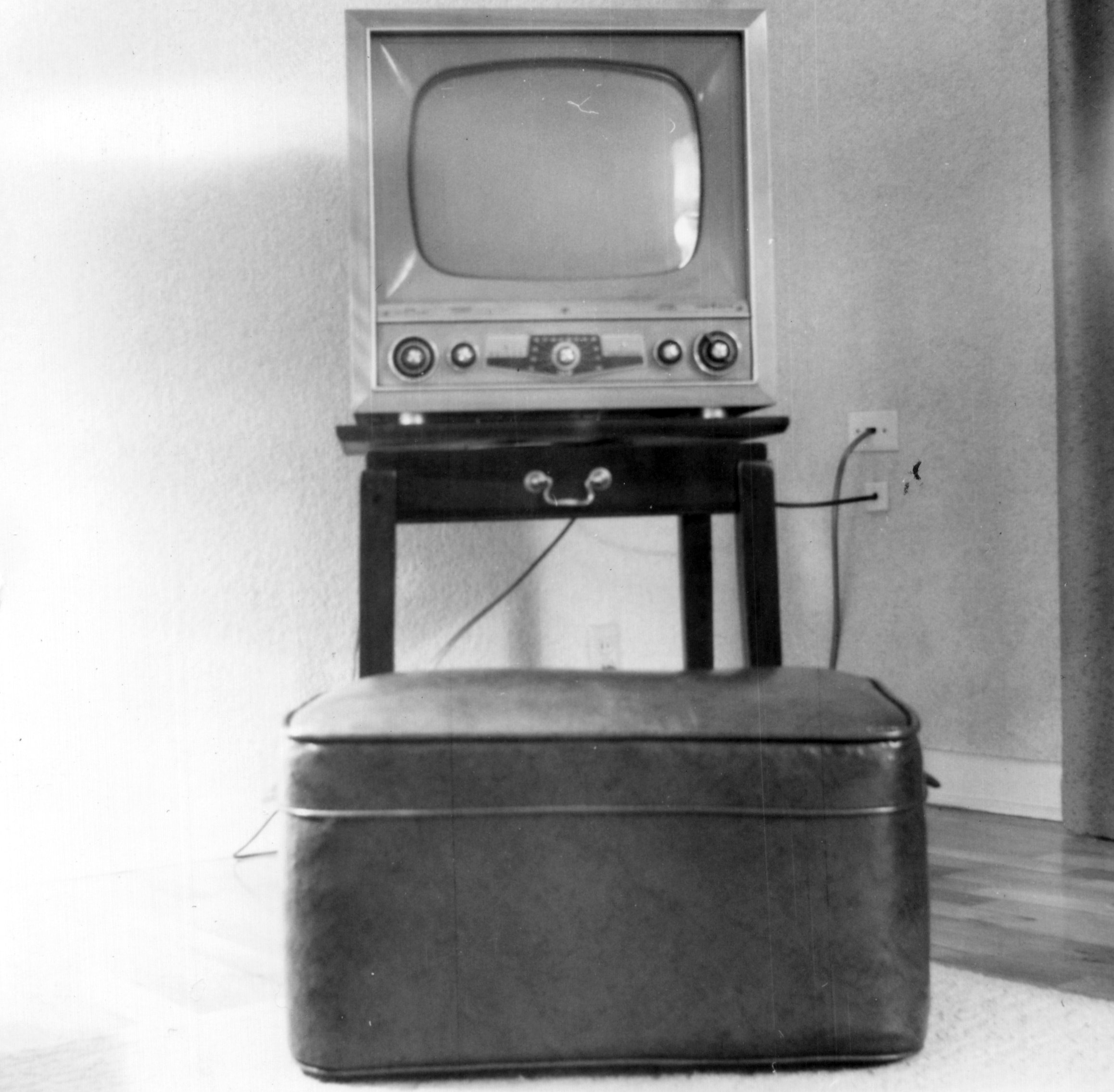 Television_set_from_the_early_1950s.jpg