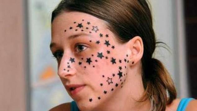 video-jeune-femme-fait-tatouer-56-etoiles-sur-L-1.jpeg
