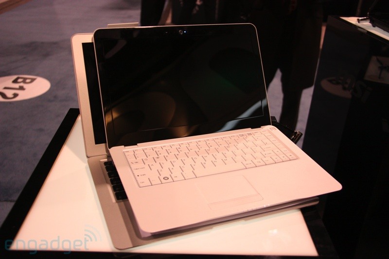 msi-x320-vs-macbook-air-2.jpg