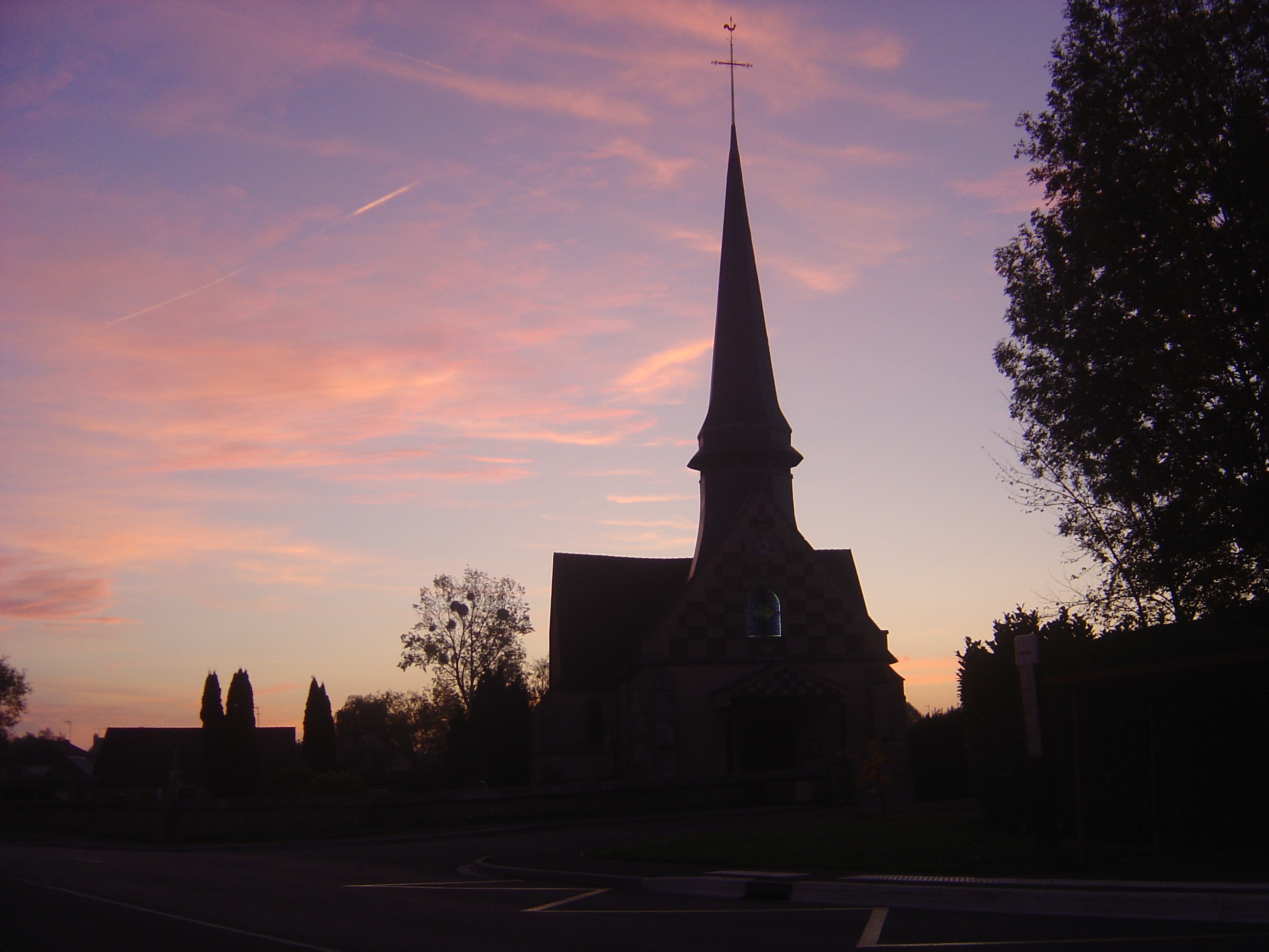 Eglise_guichainville_a_l'aube.JPG
