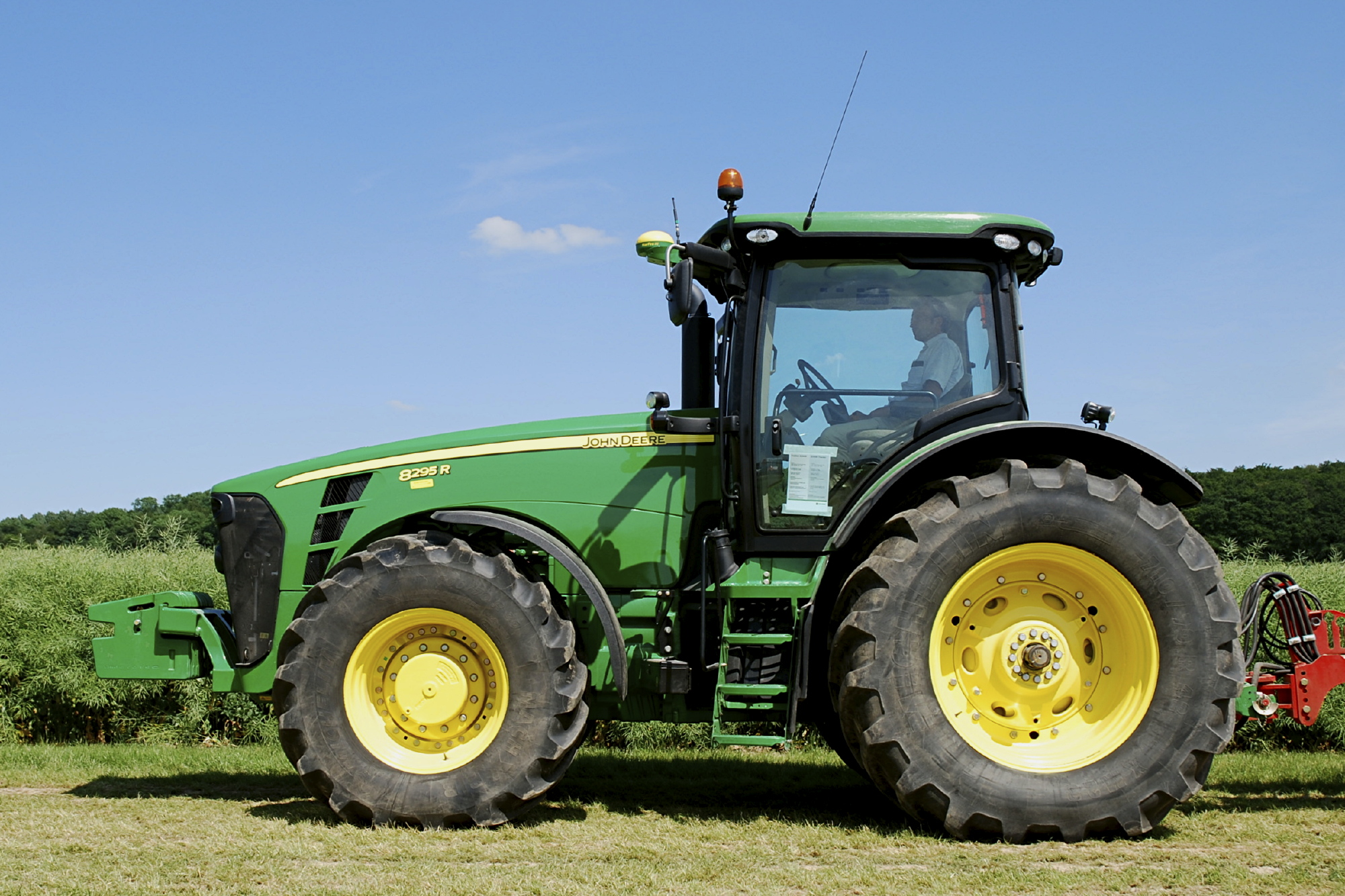 John_Deere_8295_R_with_StarFire_receiver.jpg