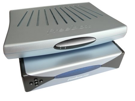 free-freebox-hd-2-cote.jpg